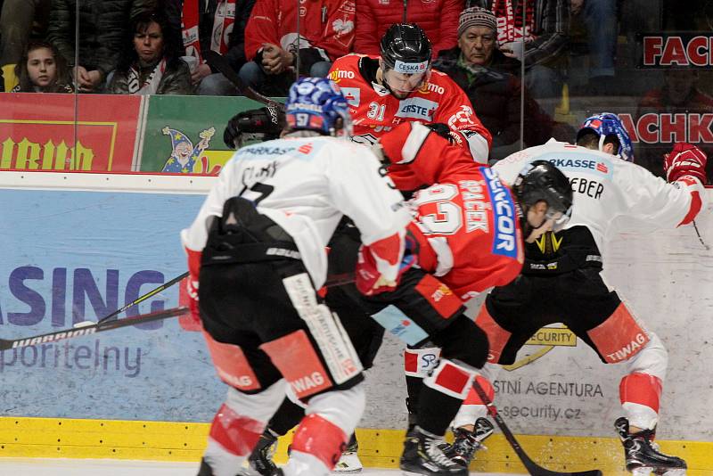 Hokejisté Znojma (v červeném) v posledním duelu nadstavby soutěže EBEL nestačili na celek Innsbrucku.