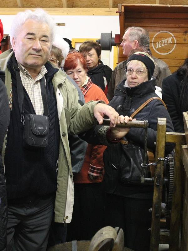 Otevření nového muzea zemědělství mohli na Boží hod velikonoční sledovat návštěvníci Oleksoviček kousek od Znojma. 