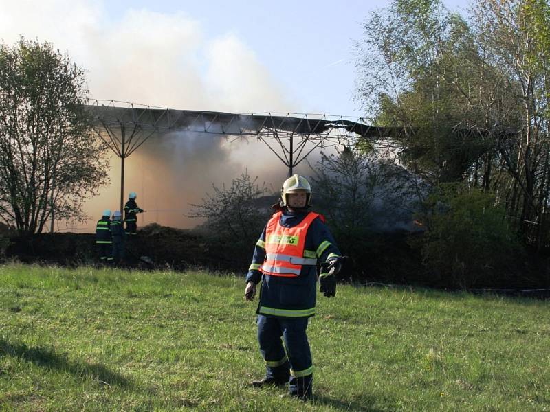 Požár v areálu bývalé vojenské střelnice u Mašovic.