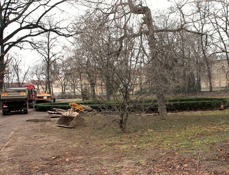 Ve znojemském Dolním parku pokračují stavební práce. Zmizelo dětské hřiště, které má v budoucnu nahradit nové.