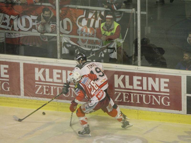 Znojmo zvítězilo ve druhém zápase ČF na ledě Klagenfurtu v 88. minutě druhého prodloužení 6:5.
