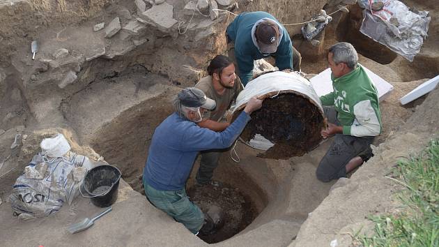 Veliký železný kotel o objemu sedmdesát až sto litrů našli na stavbě budoucí garáže ve znojemské městské části Hradiště archeologové pod vedením Davida Humpoly. Foto: Archiv ÚAPP Brno