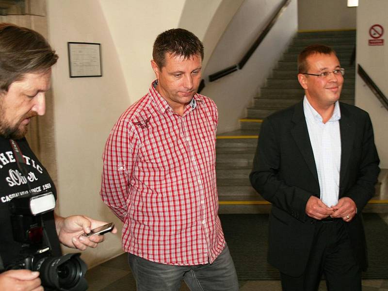 Starosta Znojma Petr Nezveda (vpravo) a místostarosta Jan Blažíček před novináři.