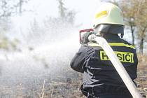 K požáru suché trávy na Načeratickém kopci vyjíždělo několik jednotek profesionálních i dobrovolných hasičů ze Znojma a okolích vesnic.