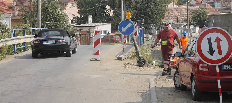 Dělníci ze specializované firmy opravují most přes Jevišovku v Blížkovicích.