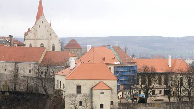 Do druhé půlky vstoupily opravy Deblínského zámku, tedy znojemského hradu. Opravy středního křídla zámku mají skončit letos.