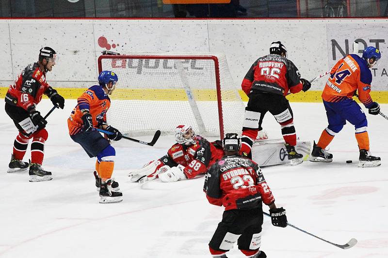 Hokejisté Znojma (v červeném) sehráli předposlední zářijové utkání druhé kolo třetí nejvyšší tuzemské soutěže. Doma se poprvé v sezoně postavili týmu Drtiči Hodonín.