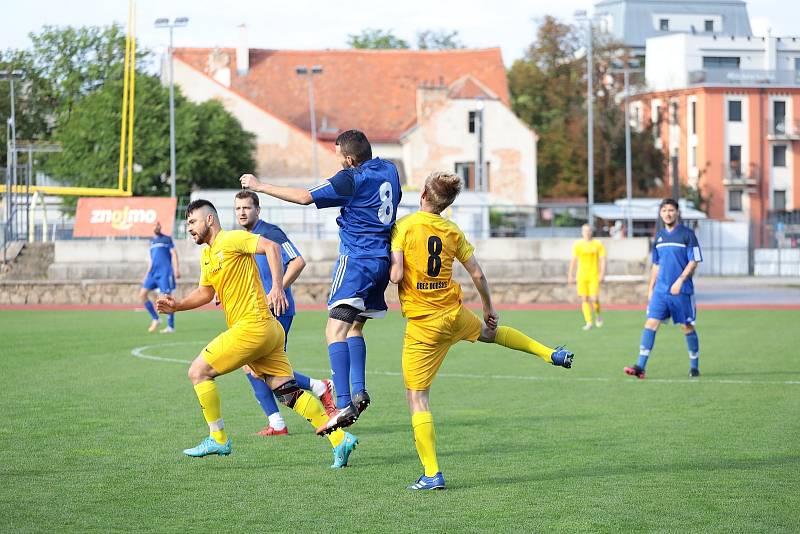 Druhý červnový pátek vyzvali v rámci finále okresního poháru fotbalisté Dobšic B (ve žlutém) celek Litobratřic, který porazili 4:1 a brali tak cennou trofej.