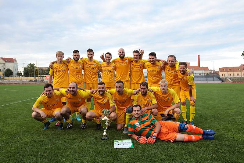 Druhý červnový pátek vyzvali v rámci finále okresního poháru fotbalisté Dobšic B (ve žlutém) celek Litobratřic, který porazili 4:1 a brali tak cennou trofej.