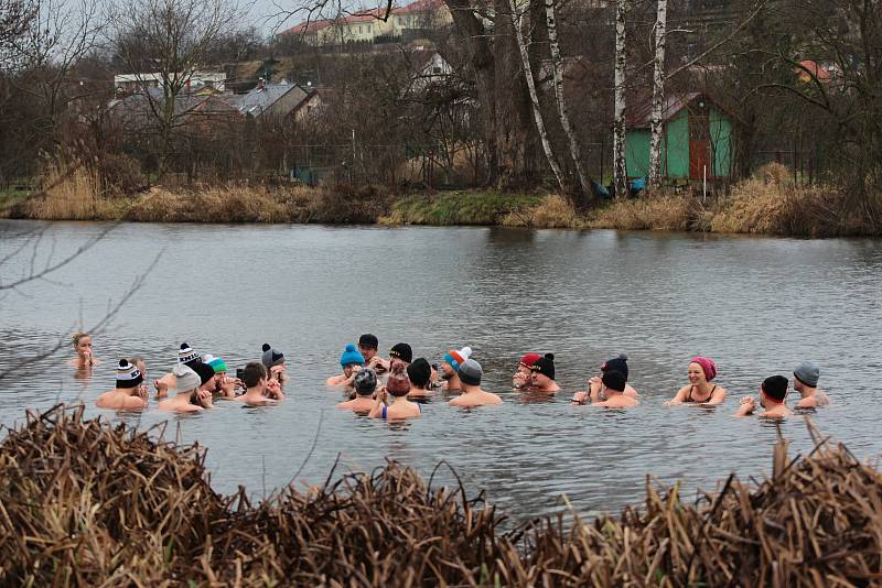 Znojemští sportovci vyzkoušeli první lednovou sobotu regenerační metodu Wima Hofa přímo ve studeném proudu řeky Dyje. Koupání absolvovali jak začátečníci, tak i pokročilí borci.