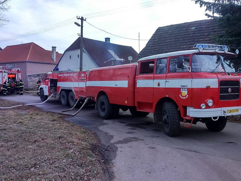 Dvě hodiny likvidovalo pět jednotek hasičů požár stodoly ve Stálkách na Vranovsku.