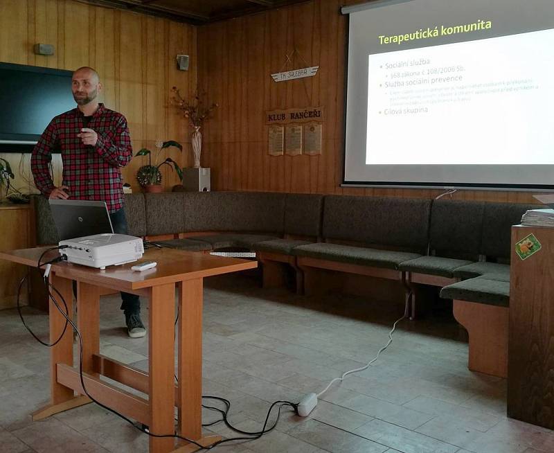 Terapeutická komunita Salebra koupila Ranč u řeky. Jiří Hladík a jeho kolegové pomáhají lidem, kteří byli závislí na drogách k návratu do života bez závislosti.