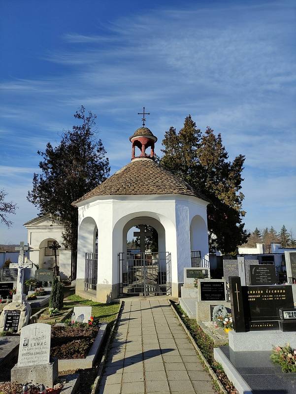 Zimní procházka Hradištěm. Místní hřbitov je malebný. Pochopil jsem, že jde i o řádový hřbitov.