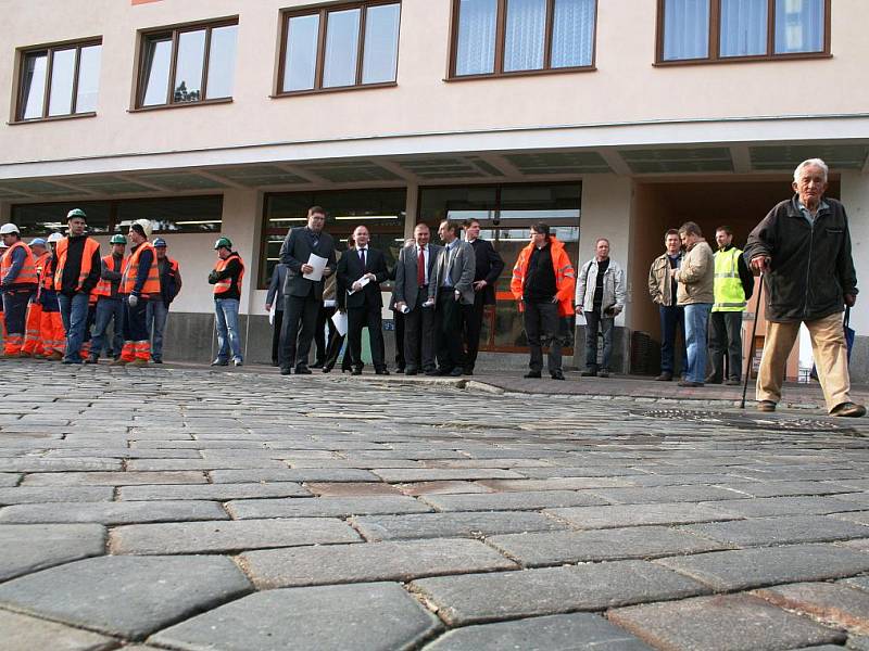 Čtvrtého dubna začala v Moravském Krumlově dlouho očekávaná rekonstrukce hlavního silničního průtahu městem.