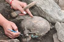 Kosterní pozůstatky patrně ze starší doby bronzové odhalili archeologové při opravách Divišova náměstí ve Znojmě.