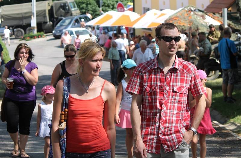 V sobotu ožily Němčičky velkou slávou. Obyvatelé vesnice i řada významných hostů se zúčastnila pietního aktu u příležitosti sedmdesátého výročí sestřelení britského bombardéru.