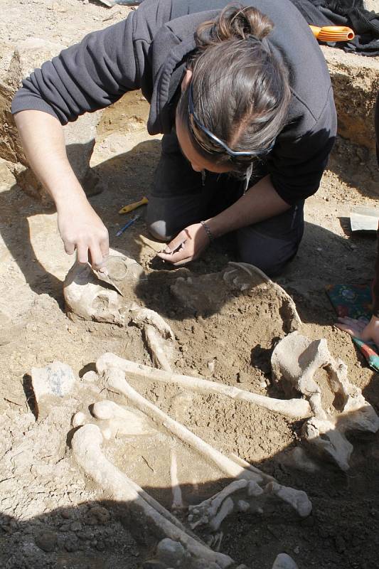 V zásobní jámě v půdě na trase budoucího obchvatu Znojma nalezli archeologové během měsíce již druhou kostru. Skelet patrně patřil ženě a je z doby asi 2200 let před naším letopočtem.