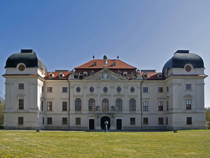 Mistří české abstrakce vystavují v dolnorakouském zámku Riegersburg. 
