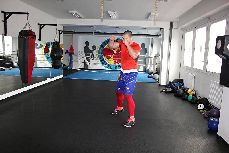 Boxer supertěžké váhy Dominik Musil se připravuje ve znojemské boxárně v areálu zimního stadionu pod vedením trenéra Miroslava Jánského.