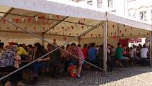 Centrum Znojma patřilo v sobotu milovníkům zlatavého moku a dobré muziky. Slavnosti piva Hostan a slunečné počasí přilákaly stovky lidí.