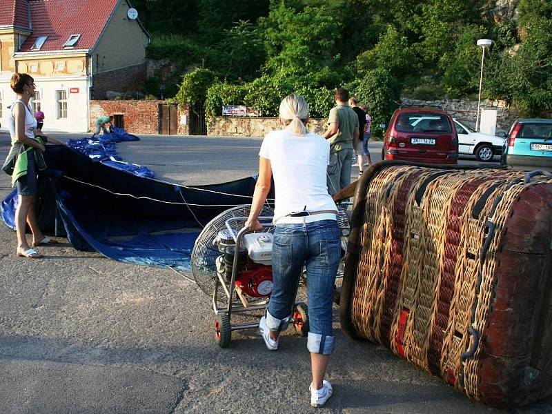 Nedaleko centra Znojma vzlétl v pondělí v podvečer horkovzdušný balón.