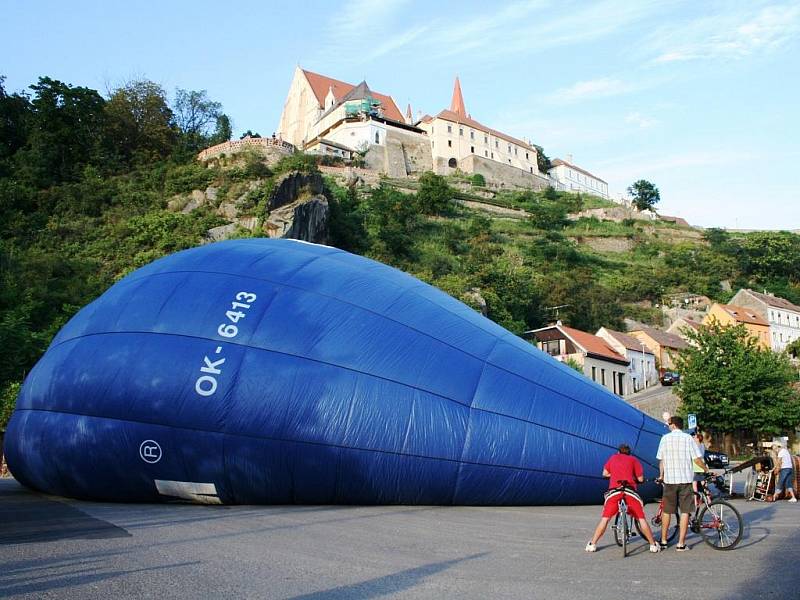 Nedaleko centra Znojma vzlétl v pondělí v podvečer horkovzdušný balón.