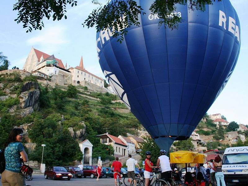 Nedaleko centra Znojma vzlétl v pondělí v podvečer horkovzdušný balón.