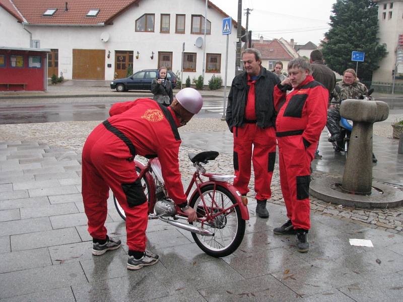 Sběratelé a fandové v Dobšicích si vyrazili na mopedech