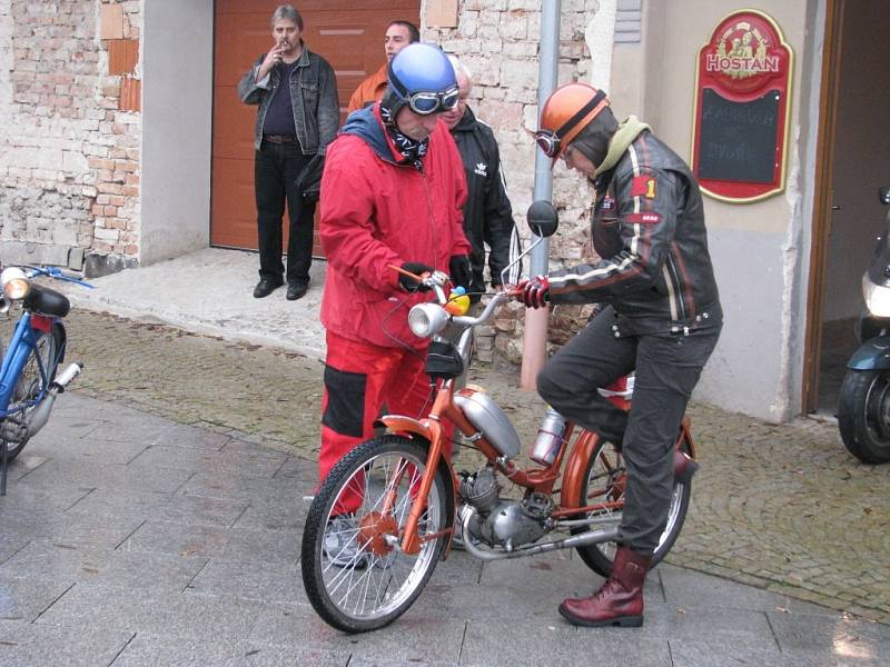 Sběratelé a fandové v Dobšicích si vyrazili na mopedech