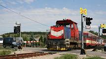 Jeden z nejnebezpeč­nějších železničních přejezdů mezi Znojmem a Suchohrdly dostal před lety závory. Od té doby se tam nehoda nestala.