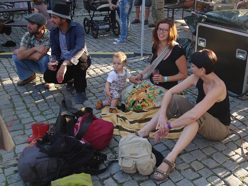 Stovky příznivců navštvíly v pátek a sobotu sedmý znojemský Šramlfest. Festival pouliční kultury nabídl tradiční směs kapel různých žánrů a zábavných divadel. Přestože se nad Mikulášským náměstím opo oba dny honily mraky a přišla i prudká přeháňka.