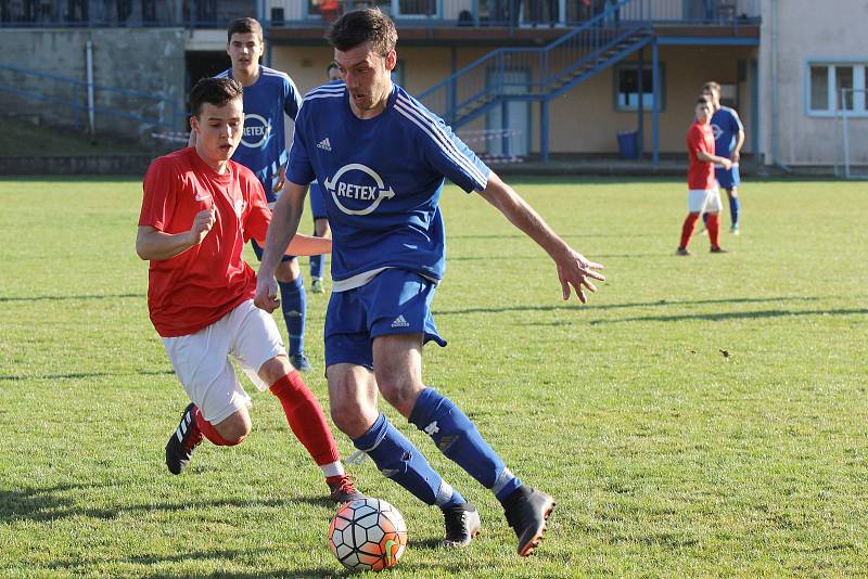 Fotbalisté Moravského Krumlova (v modrém) mají nového trenéra. Trénuje je Bohumil Smrček místo Bohdana Ryšavého.