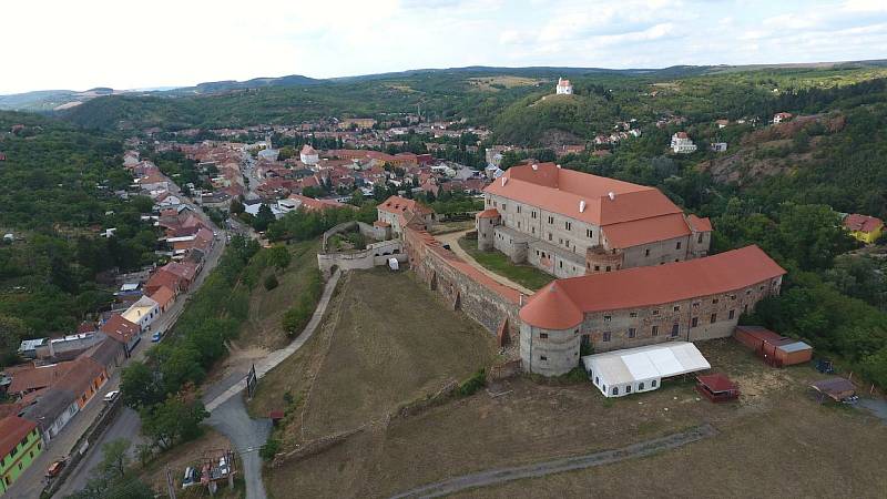 Dříve hrad, dnes zámek Dolní Kounice nabízí současný vlastník k bydlení, zvažuje i prodej.