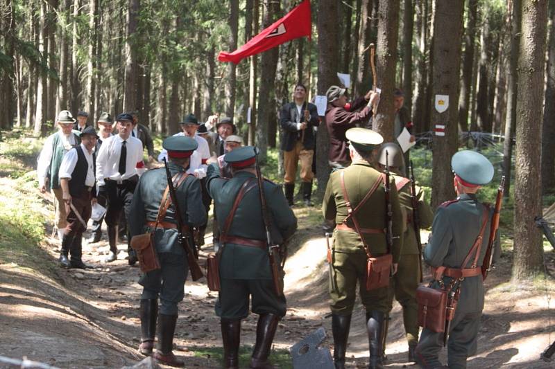 Obrazové ohlédnutí za jedním z předchozích ročníků Přepadení řopíků v pevnostním areálu ve Slavonicích.