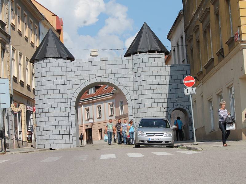 V centru Znojma už rostou vstupní brány pro Znojemské historické vinobraní. Letos se koná 13. a 14. září.