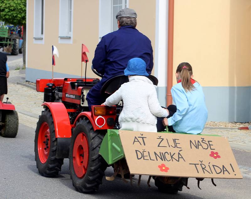 Obyvatelé Vratěnína oslavili 1. máj recesistickým průvodem po obci. Nechyběli esenbáci, pionýři, dojičky, družstevníci ani alegorické vozy.