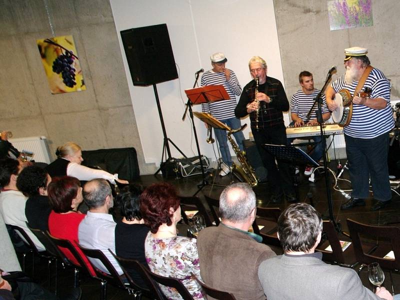 Páteční program znojemského Jazzfestu patřil tradiční jazzové noci v klubech. Program zahájil znojemský Šarivary swing band v hotelu Lahofer.