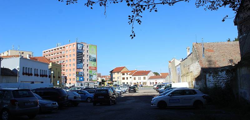 Na ploše po zbouraných budovách Městské zeleně Znojmo by mohl vyrůst dlouho slibovaný parkovací dům.