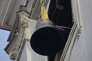 Trojici nedávno posvěcených nových zvonů zavěsili dělnici do věže znojemského kostela sv. Kříže.