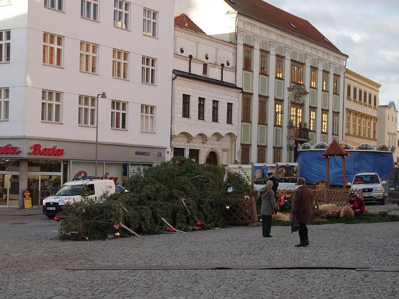 Silný vítr zlomil v pondělí nad ránem vánoční strom na znojemském Horním náměstí.