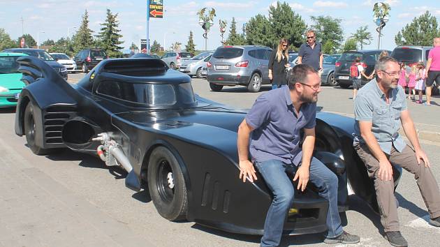 Rakouský podnikatel Ronald Seunig si pořídil auto z filmové série o superhrdinovi Batmanovi. Vystaveno bude na Hatích v chystaném muzeu jukeboxů a flipperů s tematikou superhrdinů.