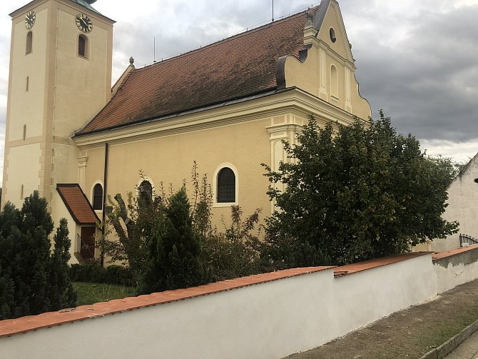 Úpravy v areálu kostela a hřbitova ve znojemských Popicích.