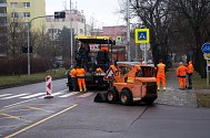 Silničáři opravují vozovku ve Znojmě v Pražské ulici na silnici I/38.