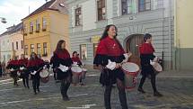 Úderem čtrnácté hodiny odstartoval ve Znojmě dvaadvacátý ročník Znojemského historického vinobraní. Ulice hned zaplnili první návštěvníci a svá vystoupení začali chystat i umělci. 