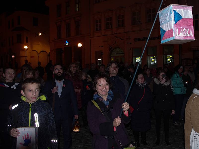 Třicet let svobody si v neděli v podvečer ve Znojmě připomělo na tisíc účastníků shromáždění na Komenského náměstí.