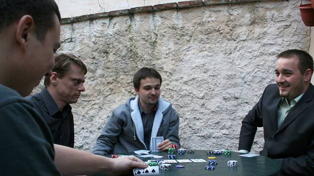 Znojemští pokeroví nadšenci Martin Mahr (v šedé mikině) a Věroslav Suchý (v saku)