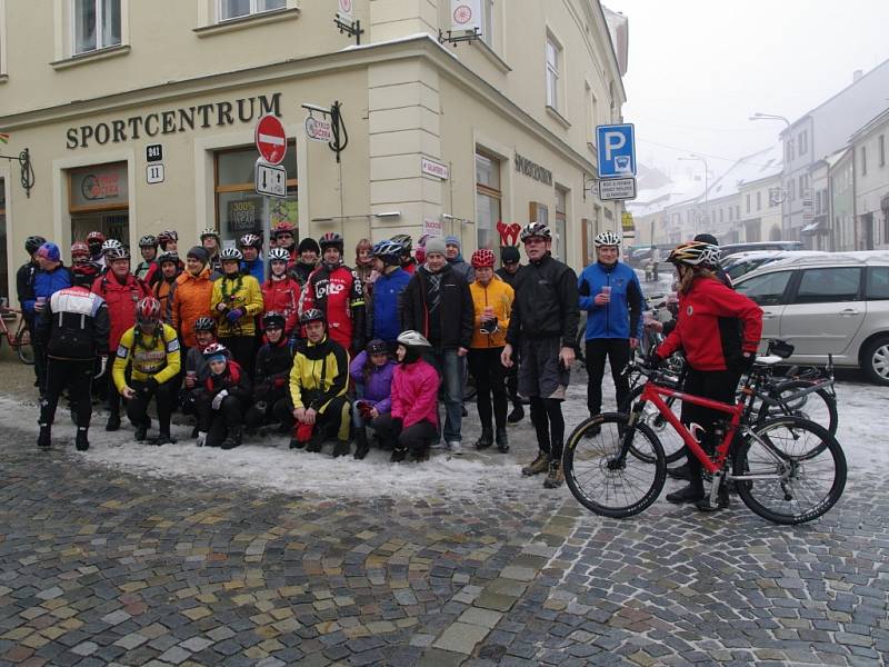 Ani mlha a místy zledovatělé silnice neodradily na Štědrý den dopoledne ty drsnější mezi znojemskými cyklisty od tradiční sváteční vyjížďky.