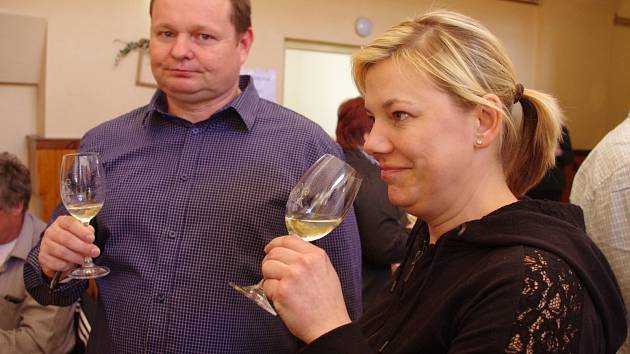 Desítky návštěvníků ochutnávaly téměř šest stovek vzorků moravských, slovenských a rakouských vín na dvacátém ročníku Miroslavského koš­tu.