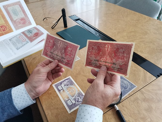 Novotisk připomíná 85. výročí úmrtí Alfonse Muchy.  Lidé bankovku pořídí na KIC Ivančice.