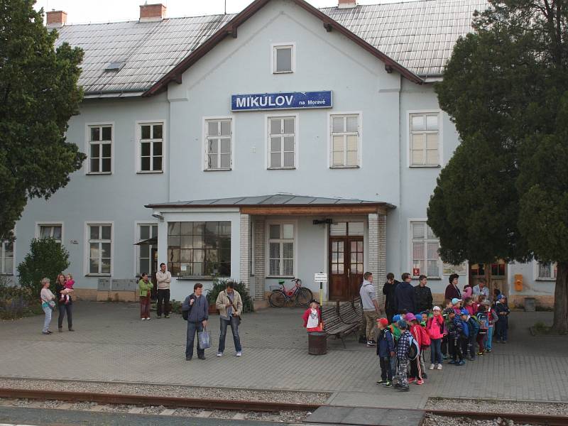 Vlakvedoucí má v hlavě přesné časy příjezdů a odjezdů ze všech stanic na trase. Ve vlaku zná každý koutek.